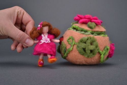 Woolen toy Thumbelina in the house - MADEheart.com