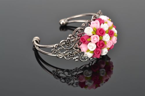 Metal bracelet with plastic flowers - MADEheart.com