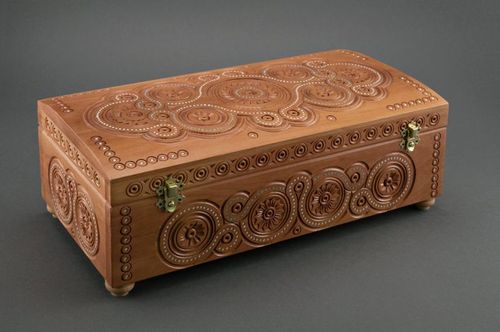 Carved wooden box for jewelry - MADEheart.com