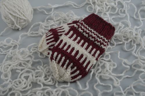 Dark red childrens handmade knitted wool mittens for boy - MADEheart.com