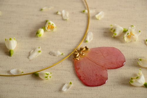 Handmade pink neck pendant with real rose inside coated with epoxy resin - MADEheart.com