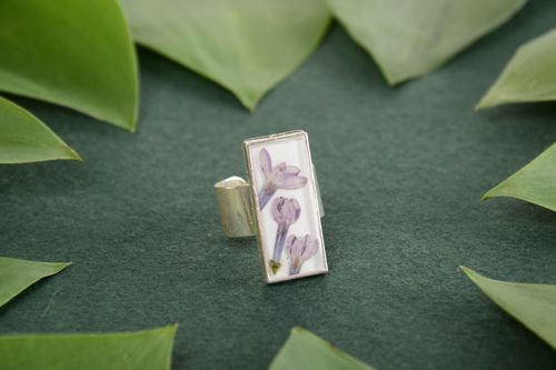 Womens homemade designer ring with dried flowers and epoxy coating - MADEheart.com