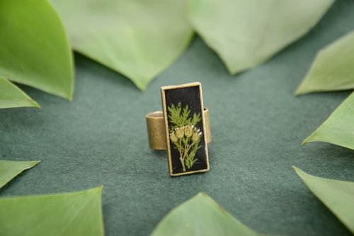 Beautiful handmade vintage ring with real flowers coated with epoxy resin - MADEheart.com
