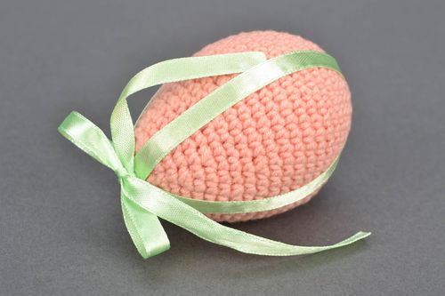 Crochet Easter egg of pink color with ribbon - MADEheart.com