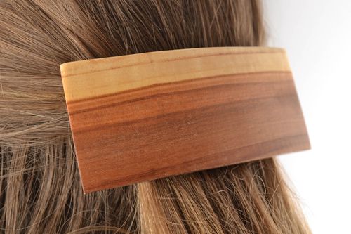 Schöne lackierte braune rechteckige Haarspange aus Holz mit Musterung für Frauen - MADEheart.com