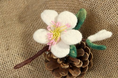 Brooch made of wool Flower - MADEheart.com