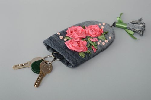 Denim key case embroidered with satin ribbons - MADEheart.com