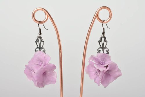 Acrylic drop earrings with pink flowers for women 0,03 lb with metal wires - MADEheart.com