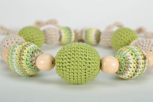 Slingo beads in light green tones - MADEheart.com