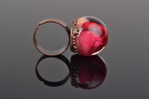 Handmade ring with fuchsia rose in the shape of sphere coated with epoxy - MADEheart.com