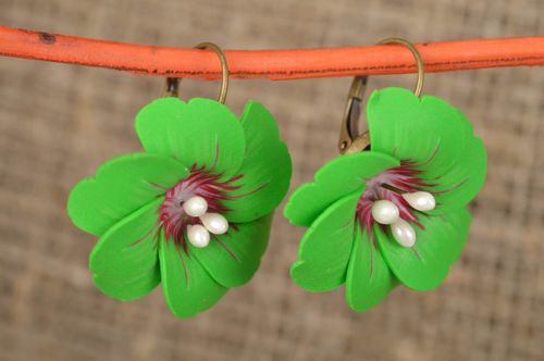 Exclusive green flower earrings made of polymer clay for summer look - MADEheart.com