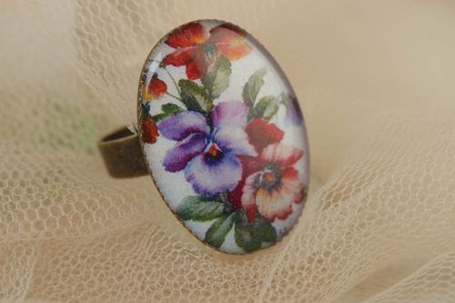 Handcrafted vintage egg-shaped ring made of glass glaze with violets - MADEheart.com