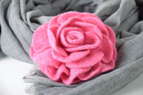 Woolen brooch Rose - MADEheart.com