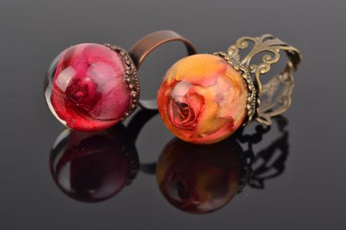 Set of handmade rings with roses coated with epoxy resin 2 items red and orange - MADEheart.com