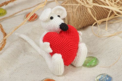Handmade soft toy crocheted of acrylics in the shape of white mouse with heart - MADEheart.com