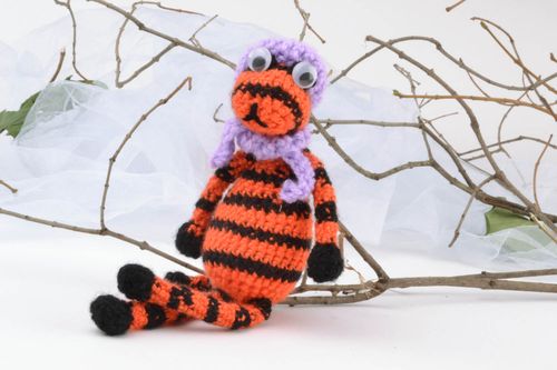 Knitted toy tiger - MADEheart.com