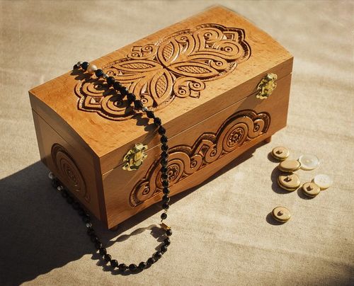 Carved wooden box for jewelry - MADEheart.com
