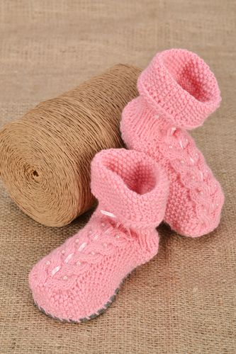 Crochet baby shoes - MADEheart.com