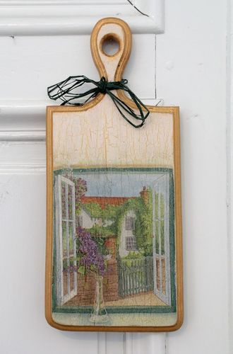 Wooden cutting board with decoupage - MADEheart.com