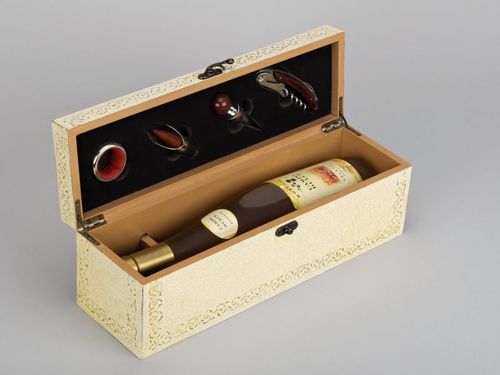 Wine box with accessories - MADEheart.com