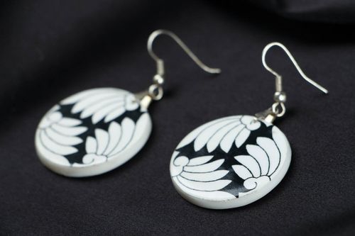 Black and white earrings made of polymer clay - MADEheart.com
