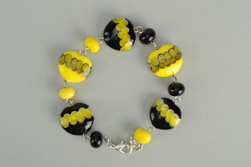 Handmade bracelet with yellow and black glass beads - MADEheart.com