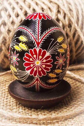 Pysanka with floral ornament - MADEheart.com