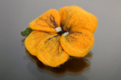 Felted wool floral brooch - MADEheart.com