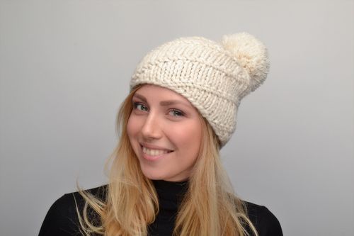 Crochet wool hat with pompon - MADEheart.com